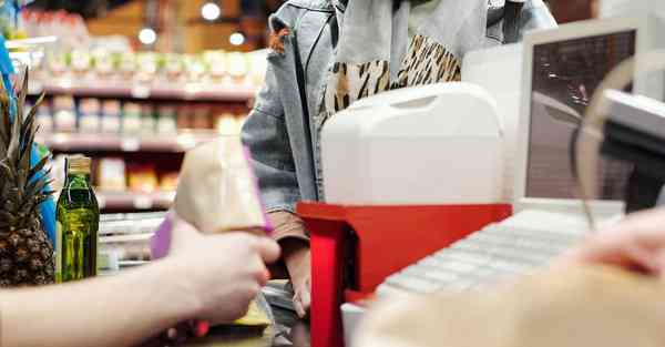 人工智能机器人和人谈恋爱