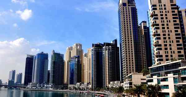 人工智能机器人和人谈恋爱