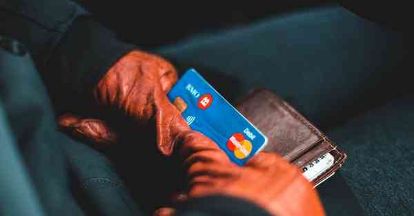 人工智能机器人和人谈恋爱