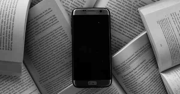 人工智能机器人和人谈恋爱