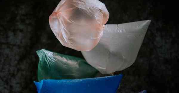 人工智能机器人和人谈恋爱